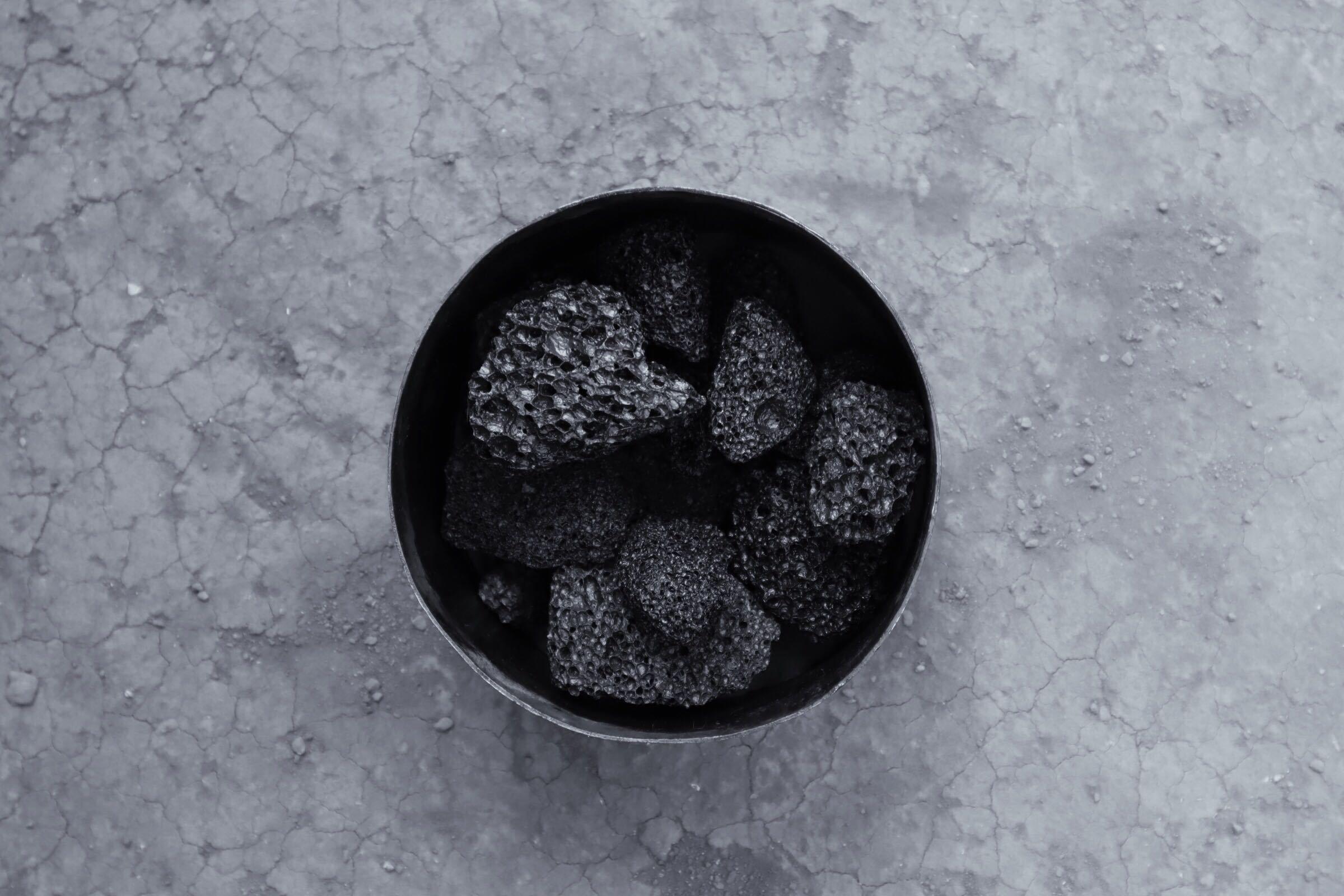 マドエレンを象るラバロック(溶岩石)の黒