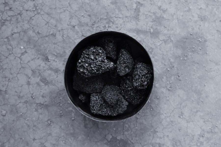 マドエレンを象るラバロック(溶岩石)の黒